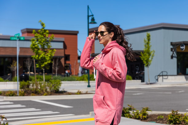 美丽的女人走在城市里图片下载