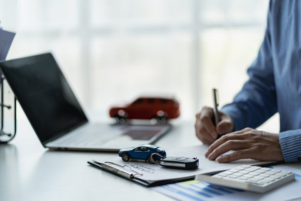 年轻人签订汽车保险或租赁文件运输财务成本管理规划汽车保险业务理念图片下载