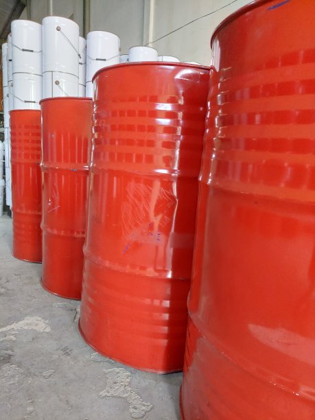 红色原料储存桶储存在仓库中图片下载