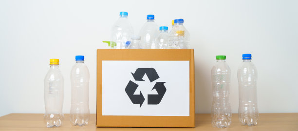 家里或办公室的纸盒里装着塑料瓶。回收垃圾分类。无塑料，生态，环保，无污染，处置回收，废物管理和垃圾分类的理念图片下载