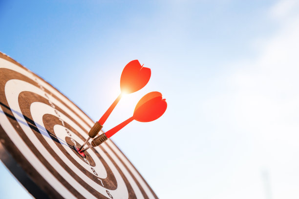 近距离射击红色飞镖箭头在靶靶中心深蓝色的天空背景。经营目标或目标的成功和赢家的概念。图片下载