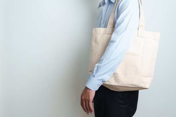 男人与生态购物手提袋与文字复制空间。环保，零浪费，可重复使用，无塑料，可持续发展，生态友好，世界环境日和地球日的概念图片下载