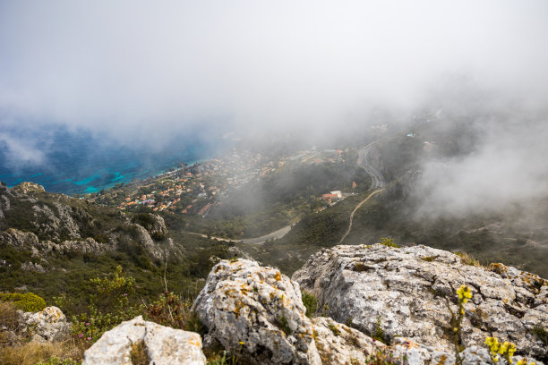 埃泽-波德-海，它的别墅和海滩，透过低矮的云层从巴斯蒂德山顶俯瞰图片下载