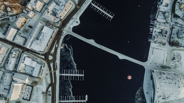 有码头和建筑物的市区鸟瞰图图片下载