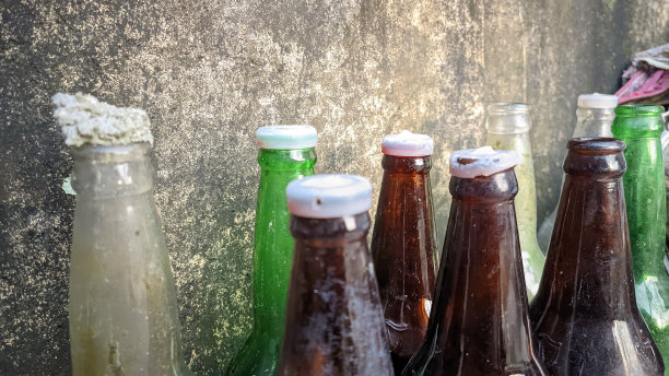 各种用过的空玻璃瓶和未使用过的玻璃瓶图片下载