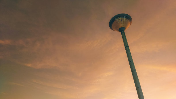 海滩上的街灯和日落景色图片下载