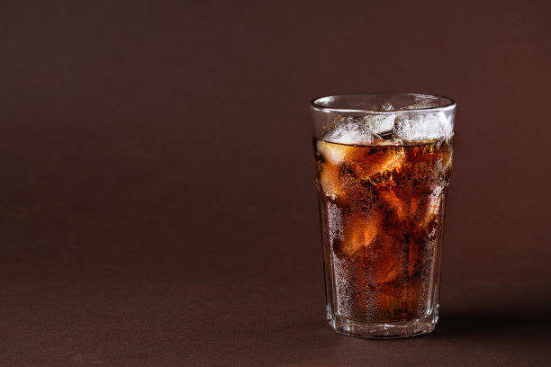 一杯加冰块的可乐饮料。图片下载