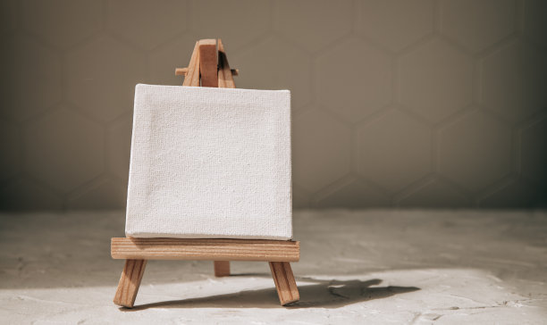 用于绘图的画架。灰色背景与复制空间。图片下载