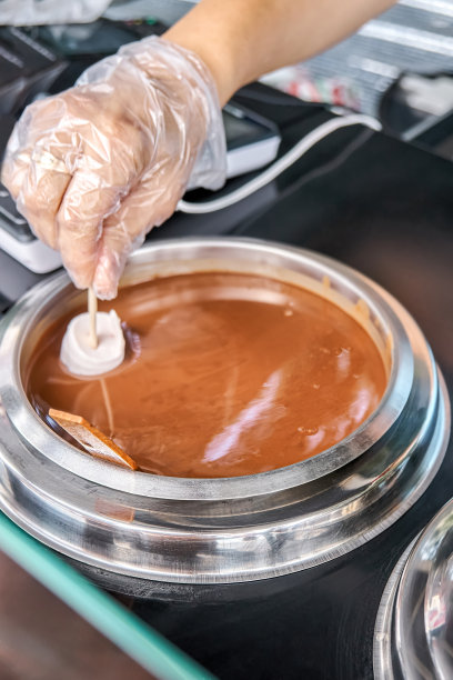 戴着塑料手套的售货员在特殊柜台制作爱斯基摩人图片下载