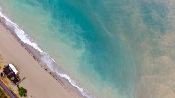 鸟瞰阿尔博兰海海岸，建筑和度假村在马贝拉，西班牙图片下载