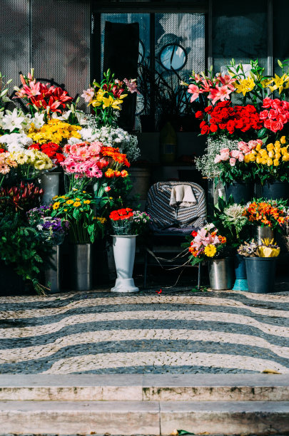 一张椅子的垂直照片，周围环绕着不同的花朵，用于户外销售图片下载