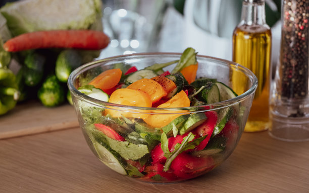 蔬菜沙拉。健康饮食的概念，素食。新鲜沙拉配蔬菜特写图片下载