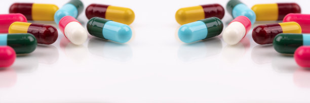 白色背景的抗生素胶囊。抗生素药物。医疗保健和医药。制药行业。处方药。药剂师和医生的药理学。网上药房横幅。图片下载