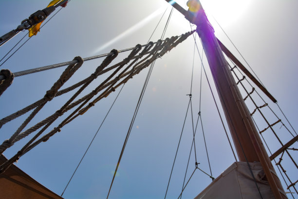 无帆帆船的桅杆图片下载