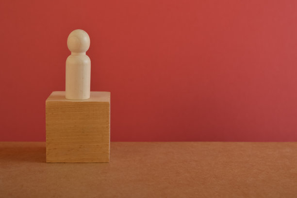 商人站在木块上的木制形象。商业分析和战略的概念。进入创业阶段，新的商业参与者图片下载