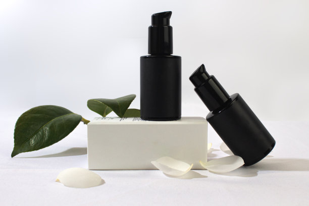 一箱箱的天然化妆品、精华液和乳剂图片下载