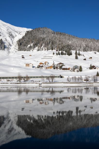 瑞士达沃斯湖被雪山环绕的垂直照片图片下载