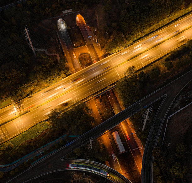 夜景中明亮的高速公路图片下载