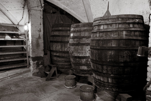 酒窖里有三个酒桶图片下载