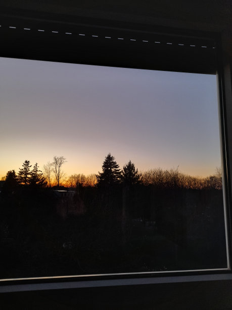 透过窗户的夕阳图片下载