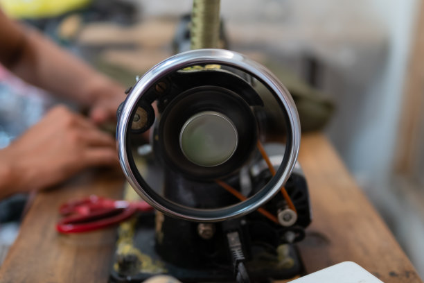 旧缝纫机摆轮转动缓慢图片下载