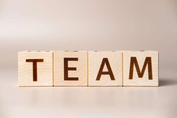 在米色中性工作室背景上的木制立方体上的单词TEAM。副本的空间。写的。文字很重要。概念上的照片。职业的象征。增量的概念使业务增长。图片下载