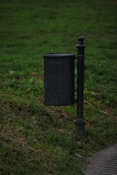 公园里的黑色金属垃圾桶图片下载