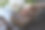 女性手中的巧克力手工糖果和糖果盒图片下载