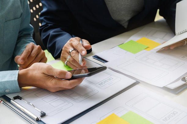 UX或UI设计师在设计他们的智能手机应用程序布局原型项目。图片下载