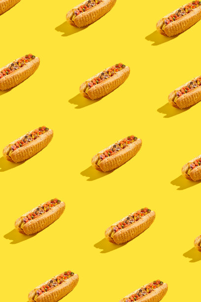 黄色背景上大理石牛肉芝士牛排的竖版照片，经典美国街头小吃图片下载