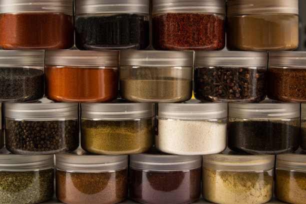 各种草药和粉末香料分离图片下载