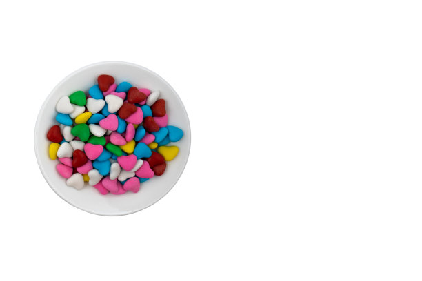 白色盘子里有五颜六色的心形糖果图片下载