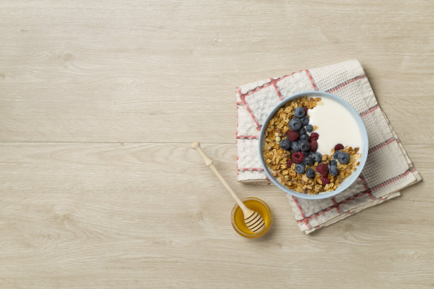 碗与格兰诺拉麦片，酸奶和新鲜浆果木制背景，俯视图图片下载