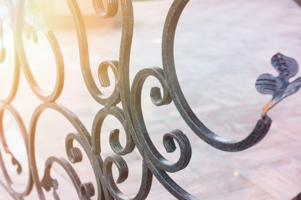熟铁栅栏特写。古董图片下载