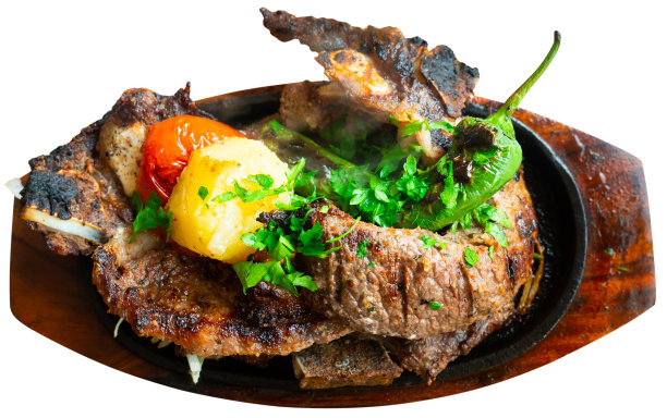 丰盛的午餐:用煎锅煎牛肋排，配上蔬菜和番茄酱炸薯条图片下载