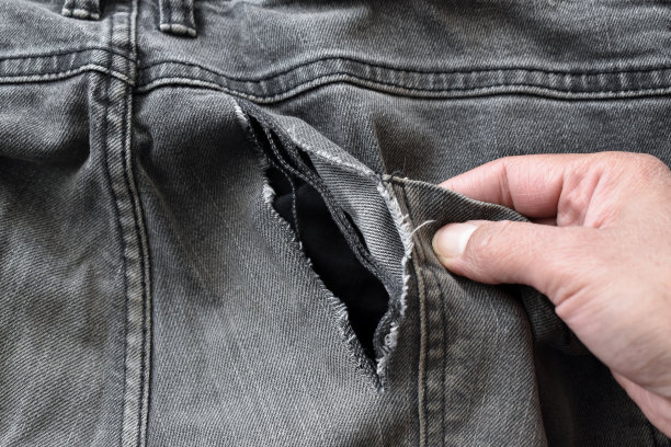 牛仔裤的后口袋破了。图片下载