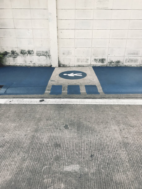 街道上有人行道的指示牌图片下载