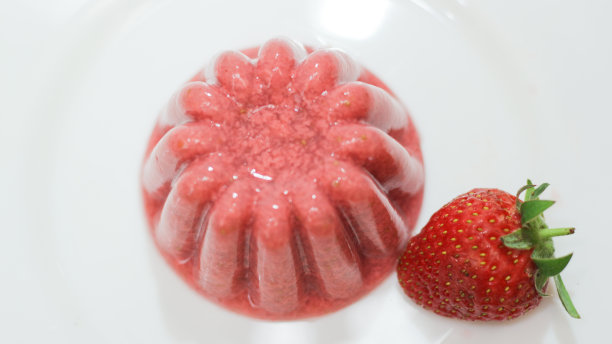 草莓布丁甜点与新鲜草莓在白色盘子。关闭了。孤立。前视图。图片下载