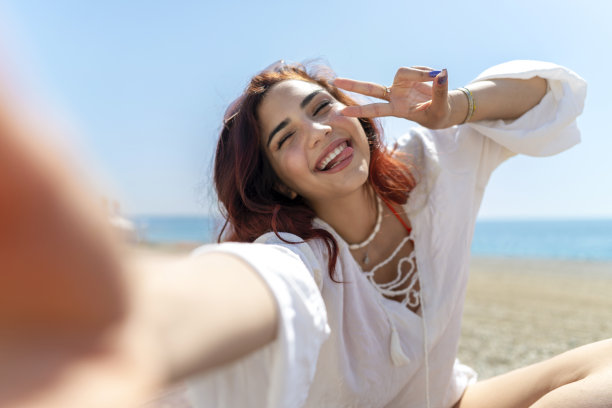 在沙滩上自拍的女人图片下载