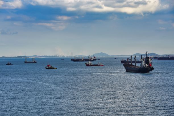 在新加坡附近的公海上航行的集装箱船队图片下载