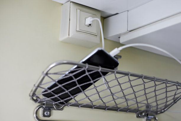 在客运列车的车厢里，智能手机正在用一个特殊的插座充电图片下载