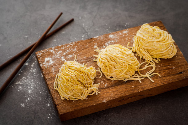 木板生鸡蛋面图片下载