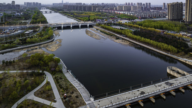 中国长春伊通河沿岸的建筑景观图片下载