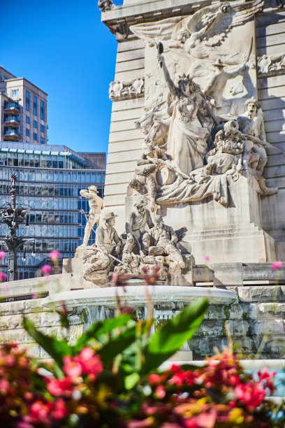 观士兵和水手纪念碑雕塑与鲜花在前景在印第安纳州印第安纳波利斯图片下载