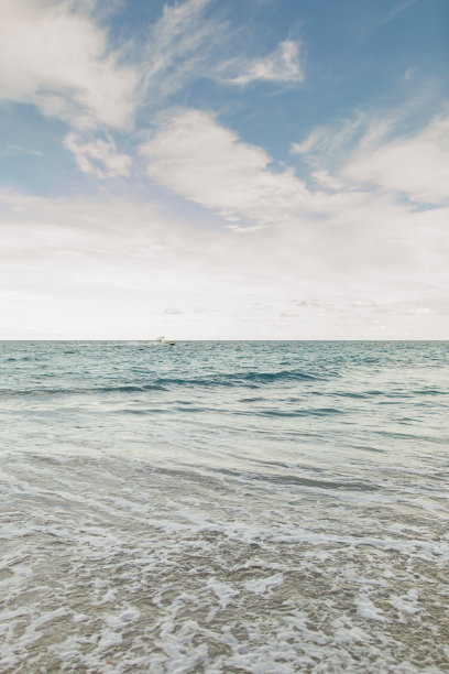 2023年春天日落时，佛罗里达海岸落基歌手岛上柔和的日落天空图片下载