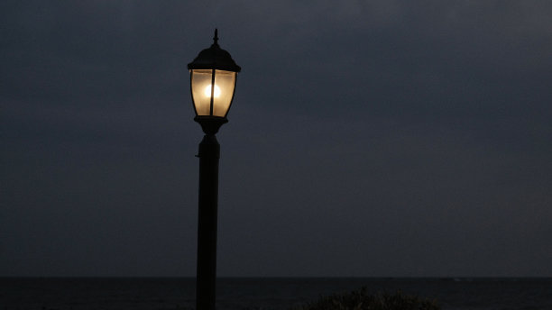 夜晚的街灯图片下载