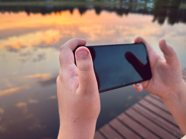 在户外拿着手机图片下载