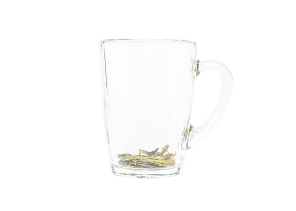 在透明的杯子里晾干绿茶叶子。图片下载