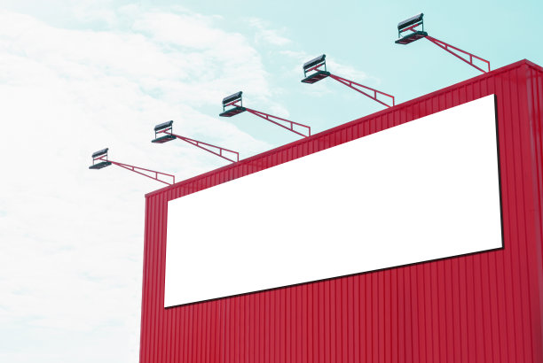 模拟白色背景广告牌与蓝色的天空背景的红色建筑图片下载