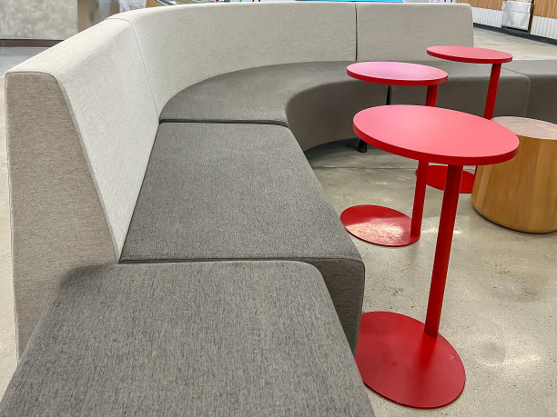 极简的办公室室内设计等候区与座位设计。图片下载